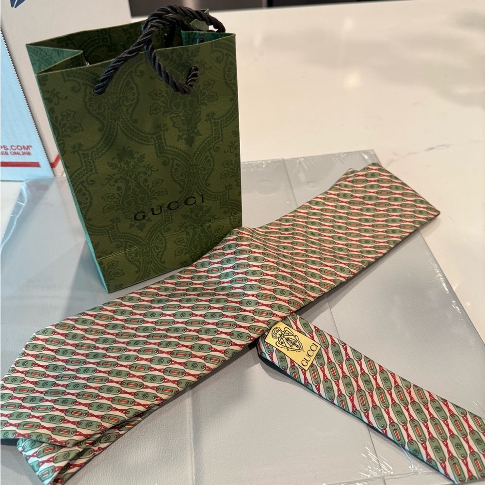 GUCCI necktie in green, red, and beige - Picture 11 of 14